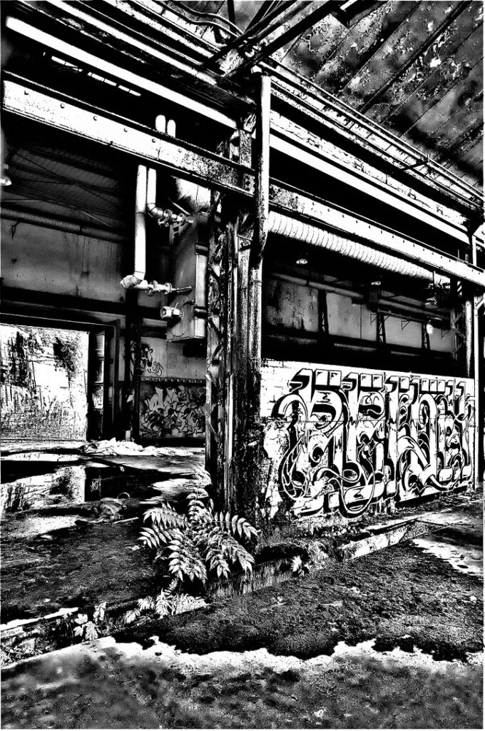 Lost Place / Blick in eine ehemalige Fabrikhalle für Klein- und Großmotoren, ca. 1890 erbaut / Köln (AR 09/2022)