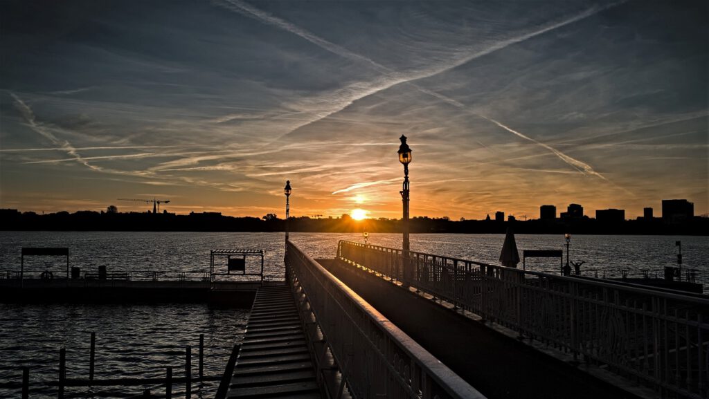 urban / Sonnenaufgang am Fähranleger Rabenstraße (Hamburg - Rotherbaum) (AR 10/2022)