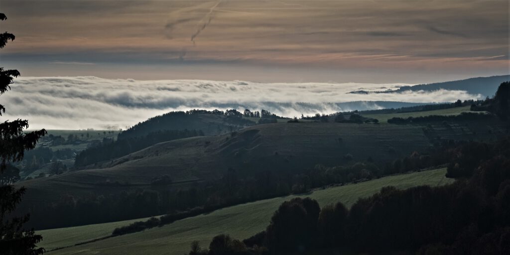 on the way / Der frühe Morgen von der Hümpfershäuser Berghütte (ca. 652 m) aus gesehen / Schmalkalden-Meiningen (Thüringen) (AR 11/2022)