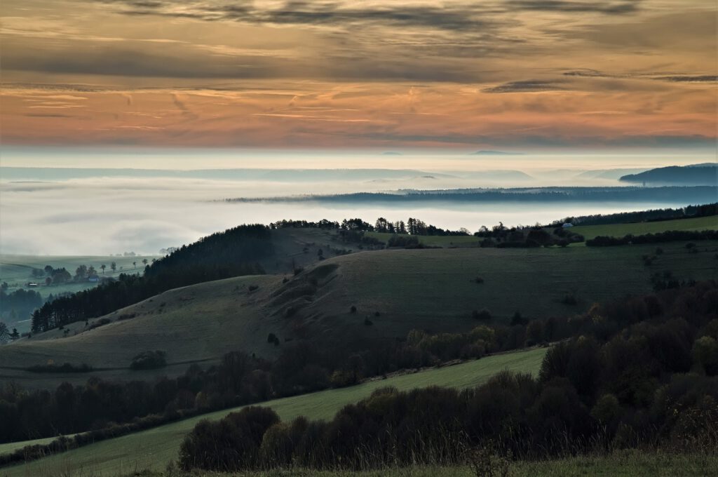 on the way / Der frühe Morgen von der Hümpfershäuser Berghütte (ca. 652 m) aus gesehen / Schmalkalden-Meiningen (Thüringen) (AR 11/2022)