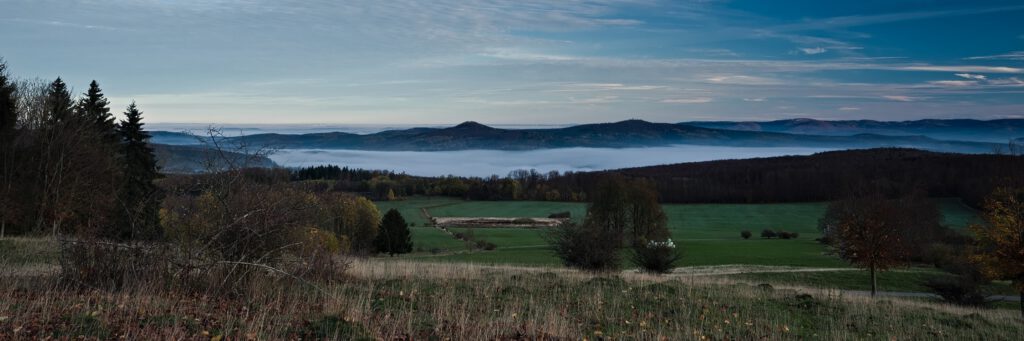 on the way / Der frühe Morgen von der Hümpfershäuser Berghütte (ca. 652 m) aus gesehen / Schmalkalden-Meiningen (Thüringen) (AR 11/2022)