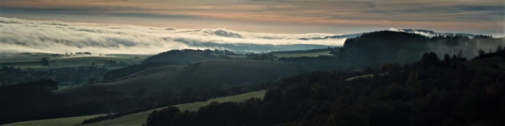 on the way / Der frühe Morgen von der Hümpfershäuser Berghütte (ca. 652 m) aus gesehen / Schmalkalden-Meiningen (Thüringen) (AR 11/2022)