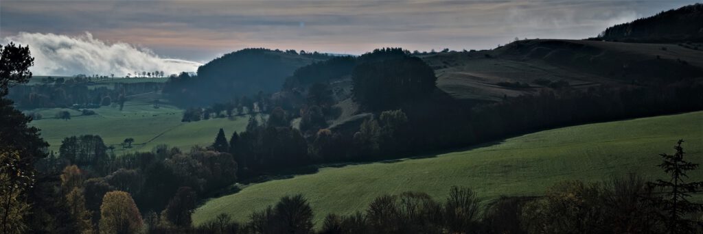 on the way / Der frühe Morgen von der Hümpfershäuser Berghütte (ca. 652 m) aus gesehen / Schmalkalden-Meiningen (Thüringen) (AR 11/2022)