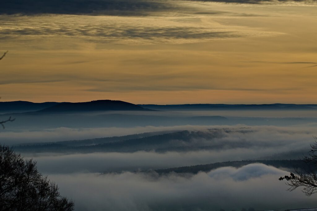 on the way / Der frühe Morgen von der Hümpfershäuser Berghütte (ca. 652 m) aus gesehen / Schmalkalden-Meiningen (Thüringen) (AR 11/2022)