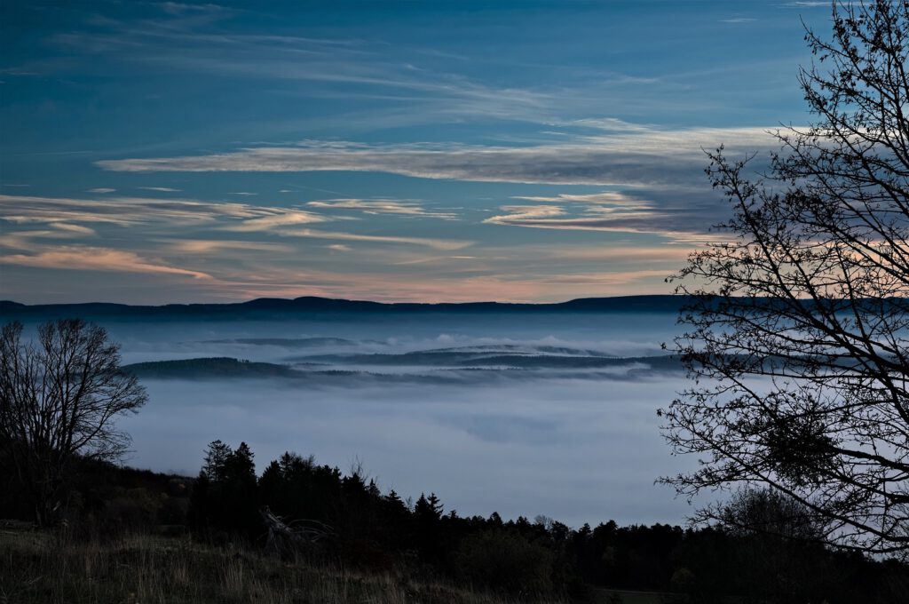 on the way / Der frühe Morgen von der Hümpfershäuser Berghütte (ca. 652 m) aus gesehen / Schmalkalden-Meiningen (Thüringen) (AR 11/2022)