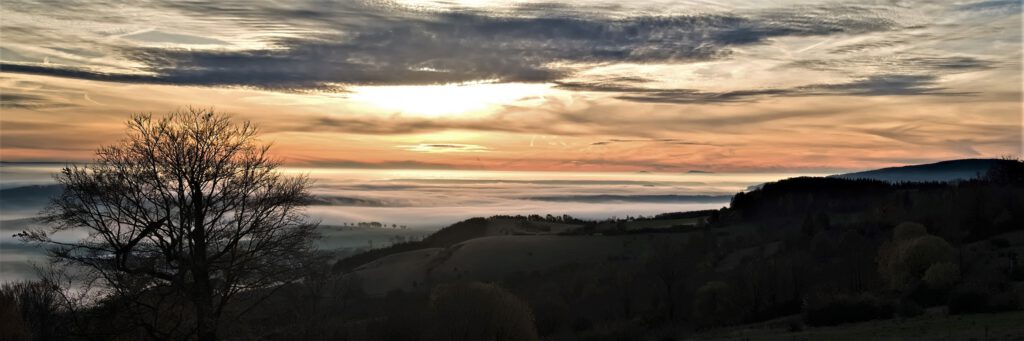 on the way / Sonnenaufgang von der Hümpfershäuser Berghütte (ca. 652 m) aus gesehen / Schmalkalden-Meiningen (Thüringen) (AR 11/2022)