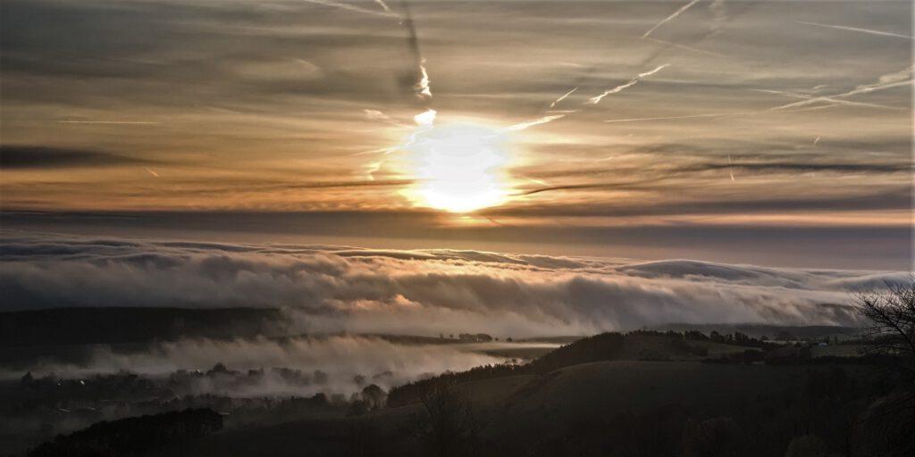 on the way / Sonnenaufgang von der Hümpfershäuser Berghütte (ca. 652 m) aus gesehen / Schmalkalden-Meiningen (Thüringen) (AR 11/2022)