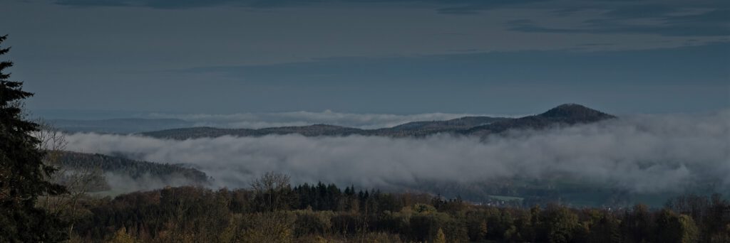 on the way / Der frühe Morgen von der Hümpfershäuser Berghütte (ca. 652 m) aus gesehen / Schmalkalden-Meiningen (Thüringen) (AR 11/2022)