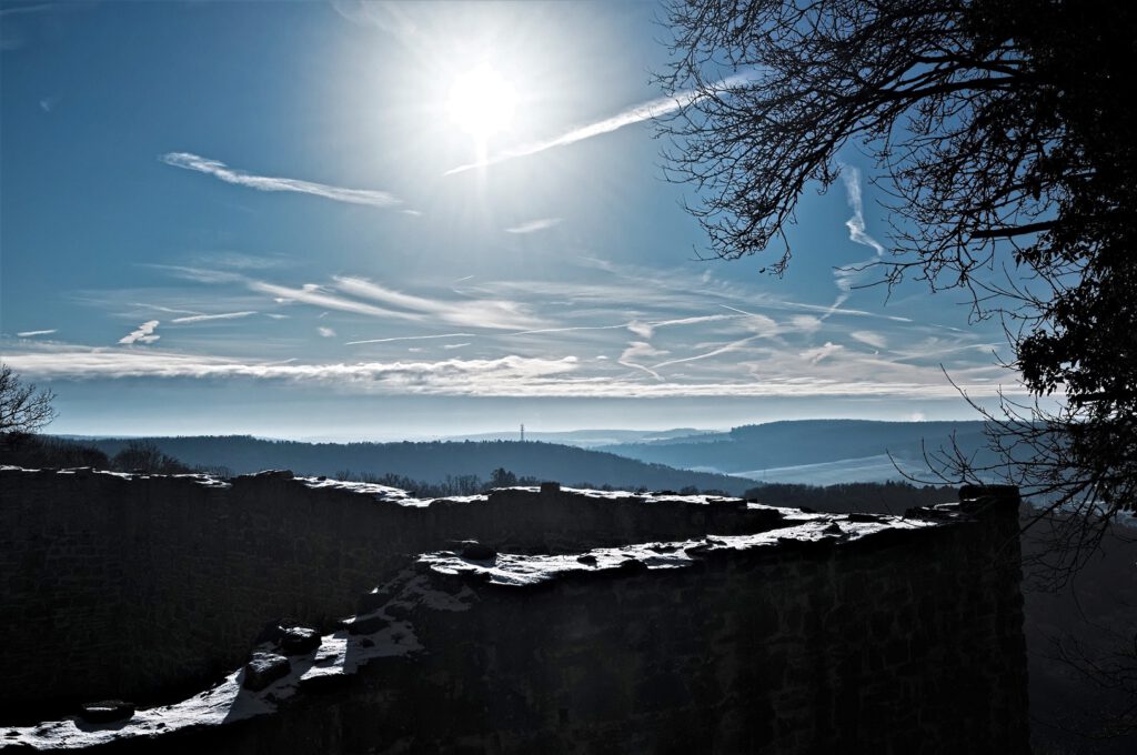 Ausblick von der Ruine Homburg bei Gössenheim in Unterfranken (Main Spessart) (AR 12/2022)