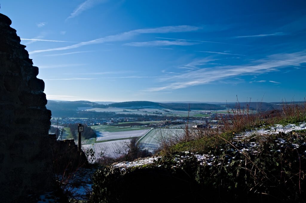 Ausblick von der Ruine Homburg bei Gössenheim in Unterfranken (Main Spessart) (AR 12/2022)