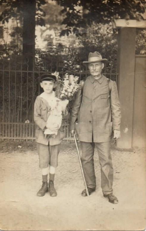 Von Pellkartoffeln mit Heringsschwanz / Willi mit seinem Großvater August (ca. 1928 / AR)