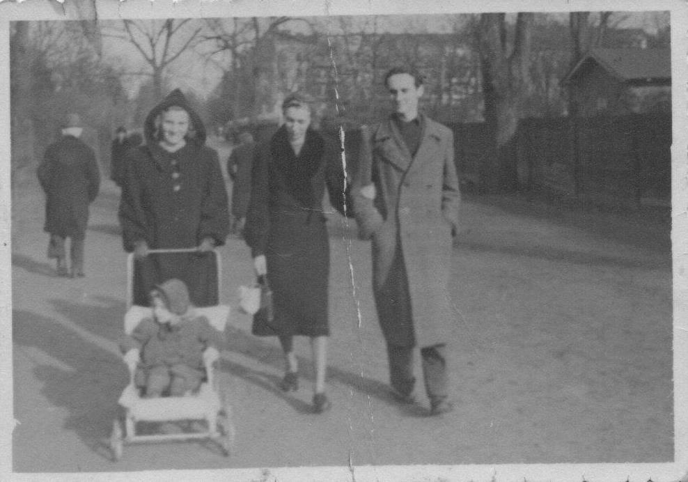 Von Bratkartoffeln mit Heringsschwanz / Erna (Mitte) und Willi (rechts) beim Sonntagsspaziergang in Neukölln 1942, eine Freundin schiebt den Kinderwagen mit Romana (AR)