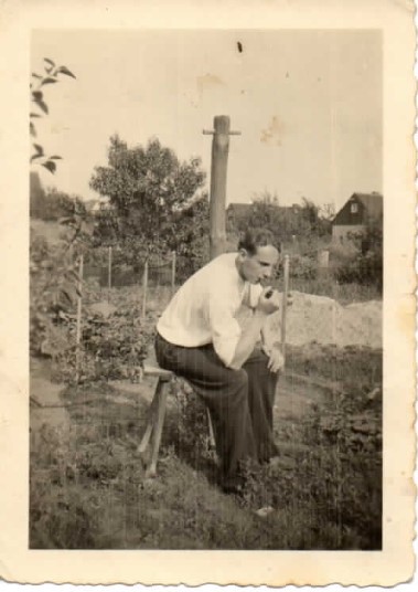 Von Pellkartoffeln mit Heringsschwanz / Willi im Garten seiner Eltern in Staaken im Alter von 23 Jahren, Juni 1939 (AR)