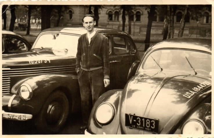 Von Pellkartoffeln mit Heringsschwanz / Willi während einer Fahrpause im Motor-Pool, ca. 1953 (AR)