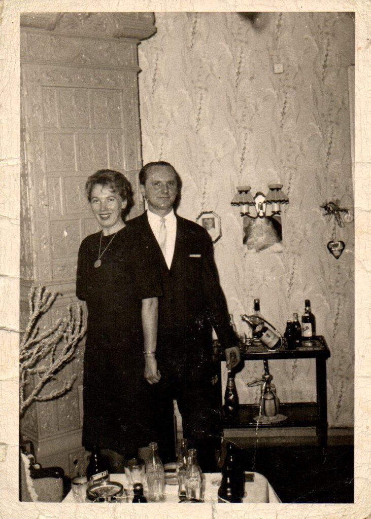 Von Pellkartoffeln mit Heringsschwanz / Erna und Willi Skibb im Wohnzimmer ihrer Wohnung in der Altenbraker Straße, ca. 1965 (AR)