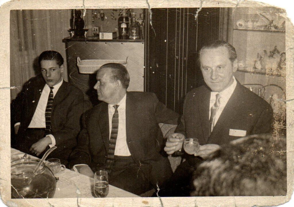 Von Pellkartoffeln mit Heringsschwanz / Mitte Onkel Becker, links sein Sohn, rechts Willi bei einer Festlichkeit im Hause Skibb in der Altenbraker Straße 6, ca. 1965 (AR)