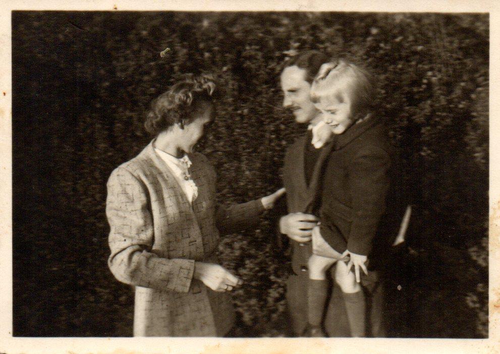 Von Pellkartoffeln mit Heringsschwanz / Erna, Willi und Romana ca. 1943 (AR)