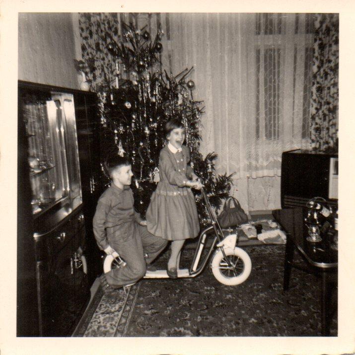 Von Pellkartoffeln mit Heringsschwanz / Erika bekommt zu Weihnachten 1956 einen Roller geschenkt (AR)