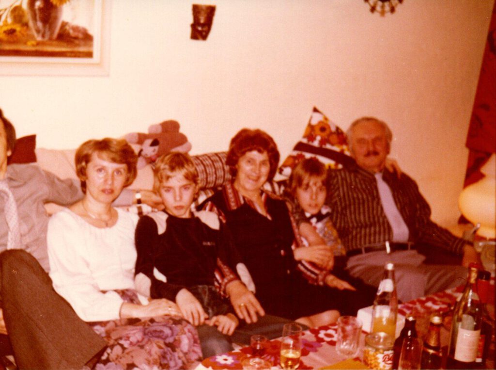 Von Pellkartoffeln mit Heringsschwanz / Wolfgang, Ehemann von Romy (links, abgeschnitten), Romana „Romy“, Sohn Mario, Margarete (Mutter von Wolfgang), Sohn Guido, Willi, 1981 (AR)