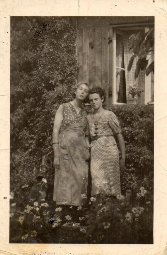 Von Pellkartoffeln mit Heringsschwanz / Erna mit einer Freundin ca. 1938 (AR)