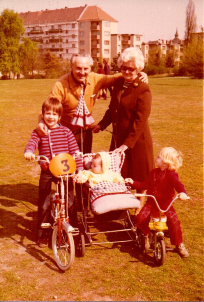 Von Pellkartoffeln mit Heringsschwanz / Links Toni, Willi, im Kinderwagen Sarita - Tochter von Sonja, seine Stiefmutter und Sascha - 2. Sohn von Erika auf der Lessinghöhe in Neukölln, ca. 1974 (AR)