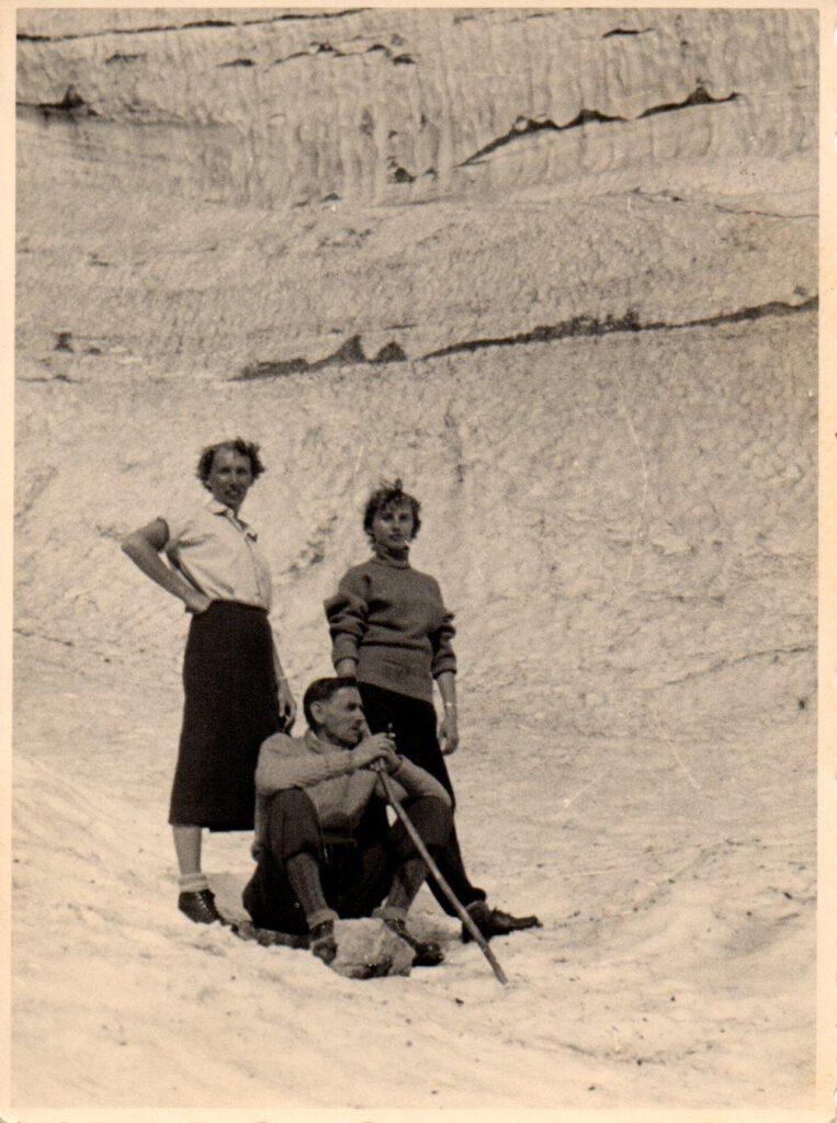 Von Pellkartoffeln mit Heringsschwanz / Erna mit ihrem Vater Karl Jirasek und Romy in den Bergen in Österreich, Juni 1957 (AR)