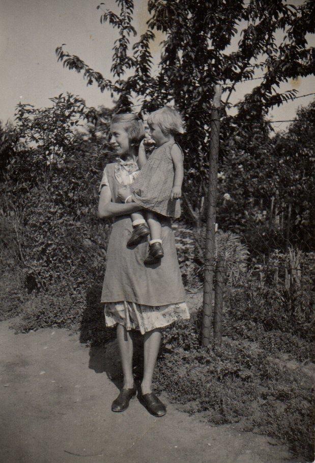 Von Pellkartoffeln mit Heringsschwanz / Erna mit ihrem Bruder Peter („Peterle“), der bei einer Gasexplosion in der Wohnung ums Leben gekommen ist (ca. 1934 / AR)