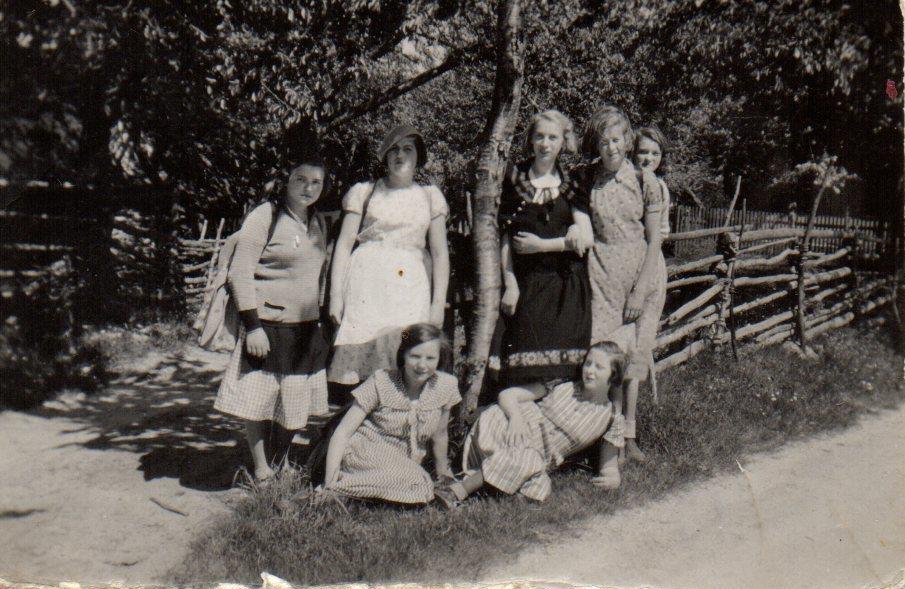 Von Pellkartoffeln mit Heringsschwanz / Erna (schwarzes Kleid) am Baum lehnend mit Klassenkameradinnen beim Schlußausflug der Schulklasse in Kirchberg am Wechsel (Steiermark) im Juni 1935 (AR)