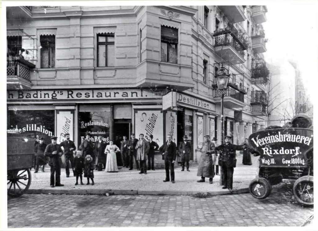 Von Pellkartoffeln mit Heringsschwanz / Schankwirtschaft Erich Bading in der Bergstraße (heutige Karl-Marx-Straße) Ecke Thomasstraße in Neukölln. Das Gebäude wurde 1878 durch den Schmied Hermann Albert Richard Bading, Sohn des Wilhelm Heinrich Bading errichtet. Ab dem 1. April 1919 eröffnete Erich Bading, Sohn von Albert Richard Bading, an gleicher Stelle sein Ladengeschäft, die Musikalienhandlung „Musik Bading“ (Museum Neukölln / AR)