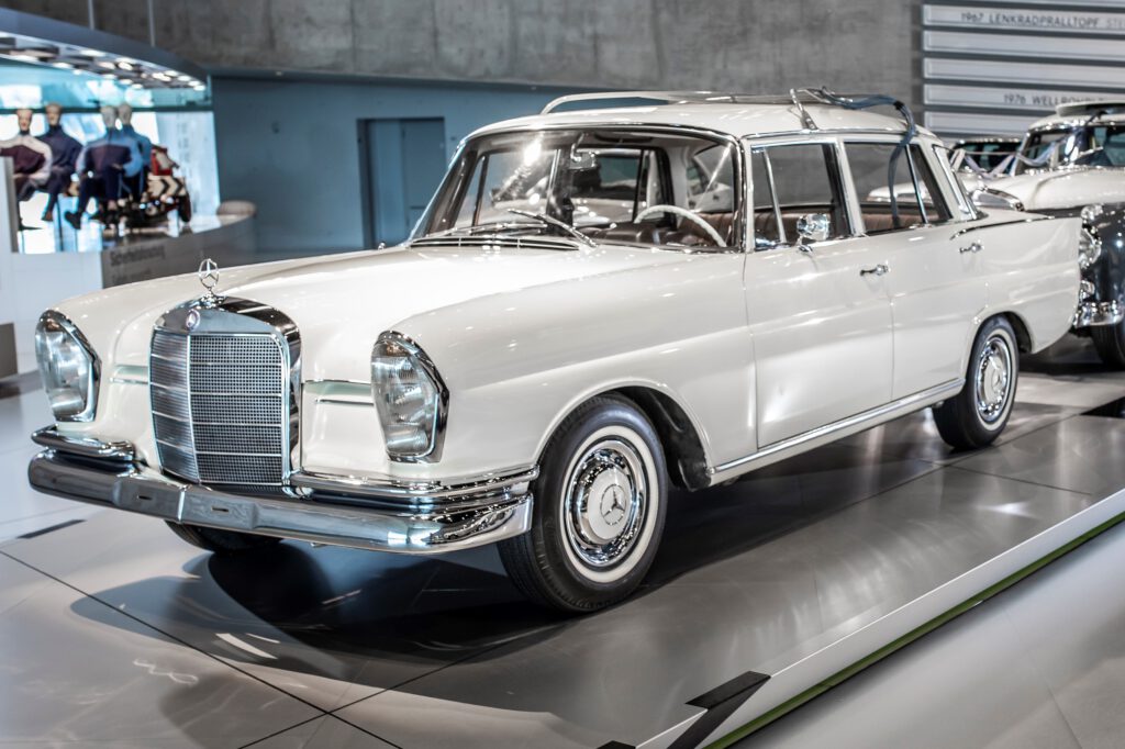 Von Pellkartoffeln mit Heringsschwanz / „Das alte Schlachtroß“ Mercedes-Benz 220 S, Produktionszeitraum 1959-1965 (Quelle: Mercedes Benz AG)