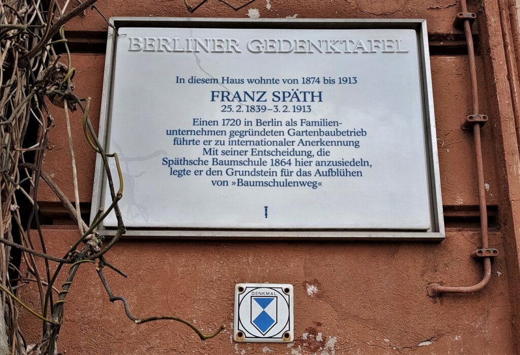Von Pellkartoffeln mit Heringsschwanz / Gedenktafel am Hauptgebäude Baumschule Späth (Berlin-Treptow) (AR 03/2023)