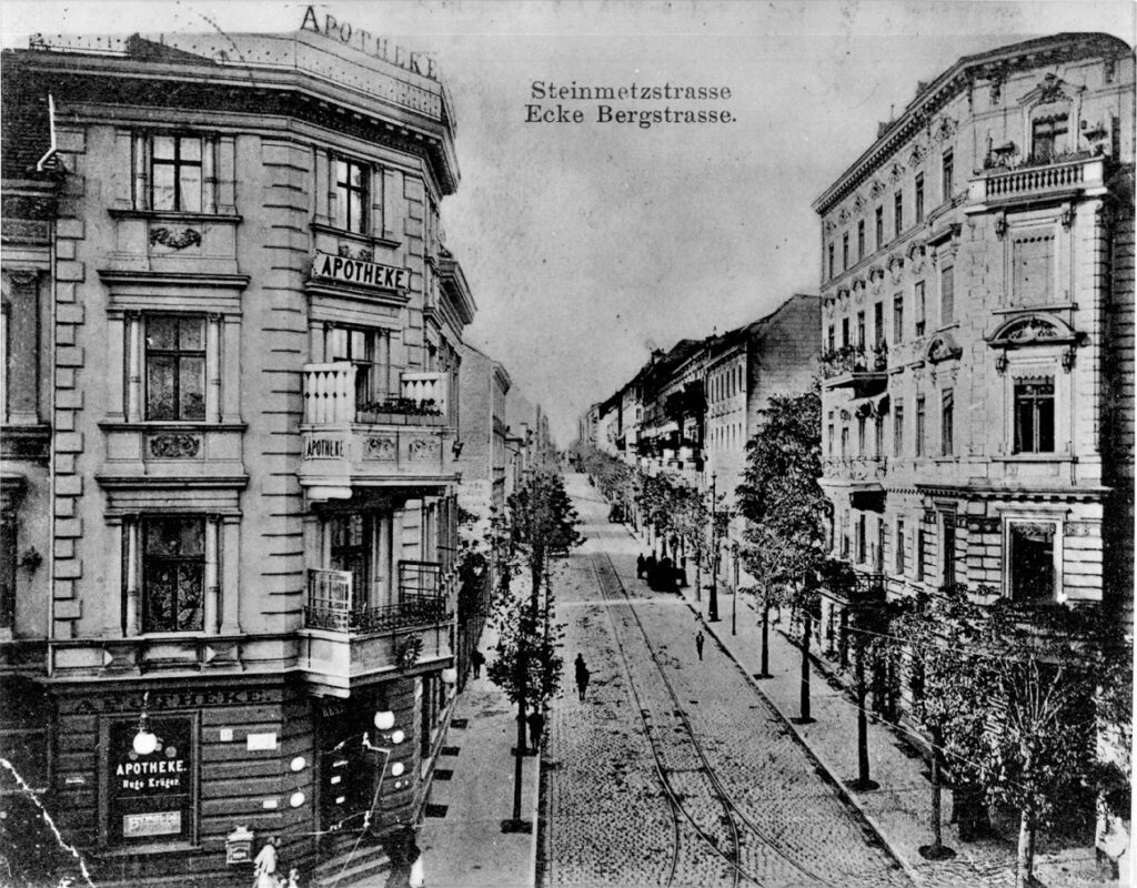 Von Pellkartoffeln mit Heringsschwanz / Steinmetzstraße Ecke Bergstraße, in der Mitte die Straßenbahnschienen - heute Kienitzer Straße Ecke Karl-Marx-Straße (Jahr unbekannt / Museum Neukölln / AR)