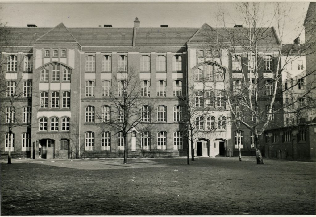 Von Pellkartoffeln mit Heringsschwanz / Die 17. Gemeindeschule Weserstr. 12 (1931), vom Innenhof Richtung Weserstraße aus gesehen (Museum Neukölln / AR)