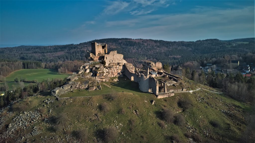 Burgruine Flossenbürg / erbaut ca. 1100 auf 735 m Höhe / da, wo Magma zu Granitgestein kristallisierte / Oberpfalz (Bayern) (AR 04/2023)