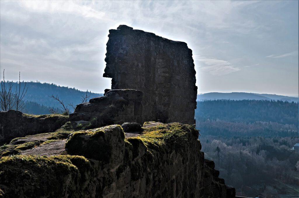 Überreste der Burgruine Flossenbürg / erbaut ca. 1100 auf 735 m Höhe / da, wo Magma zu Granitgestein kristallisierte / Oberpfalz (Bayern) (AR 04/2023)