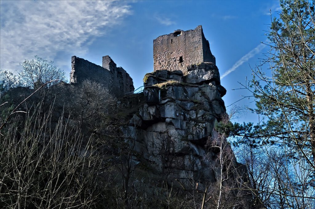 Burgruine Flossenbürg / erbaut ca. 1100 auf 735 m Höhe / da, wo Magma zu Granitgestein kristallisierte / Oberpfalz (Bayern) (AR 04/2023)