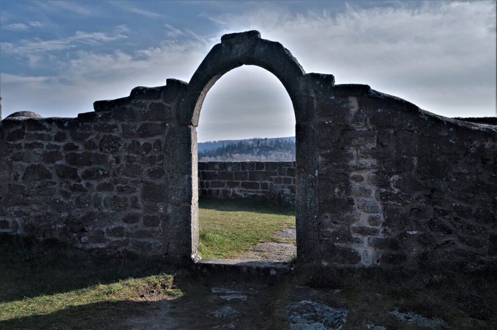 Überreste der Burgruine Flossenbürg / erbaut ca. 1100 auf 735 m Höhe / da, wo Magma zu Granitgestein kristallisierte / Oberpfalz (Bayern) (AR 04/2023)