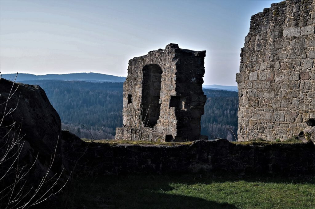 Überreste der Burgruine Flossenbürg / erbaut ca. 1100 auf 735 m Höhe / da, wo Magma zu Granitgestein kristallisierte / Oberpfalz (Bayern) (AR 04/2023)
