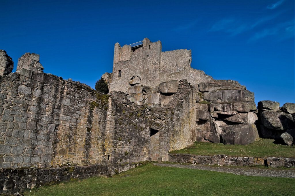 Burgruine Flossenbürg / erbaut ca. 1100 auf 735 m Höhe / da, wo Magma zu Granitgestein kristallisierte / Oberpfalz (Bayern) (AR 04/2023)