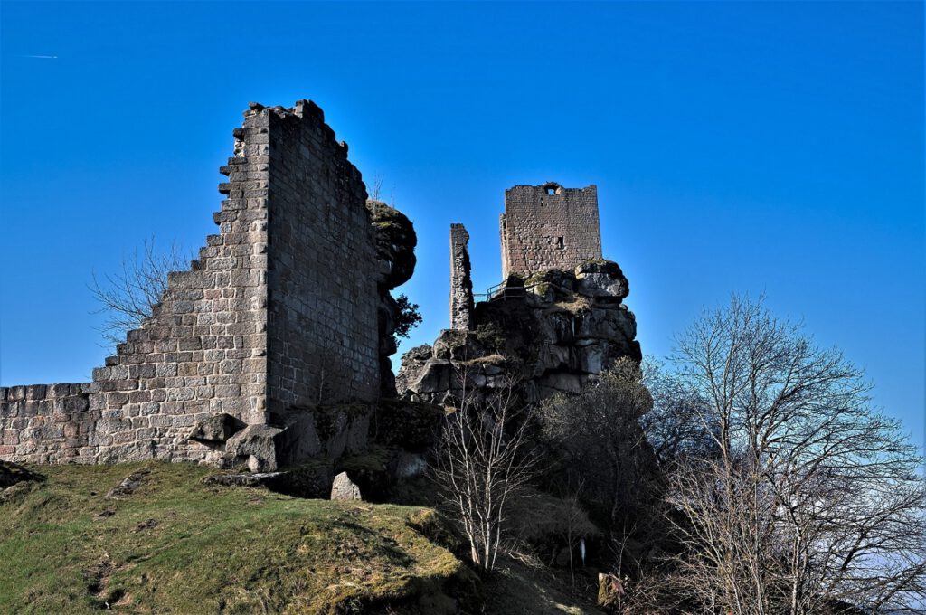 Burgruine Flossenbürg / erbaut ca. 1100 auf 735 m Höhe / da, wo Magma zu Granitgestein kristallisierte / Oberpfalz (Bayern) (AR 04/2023)