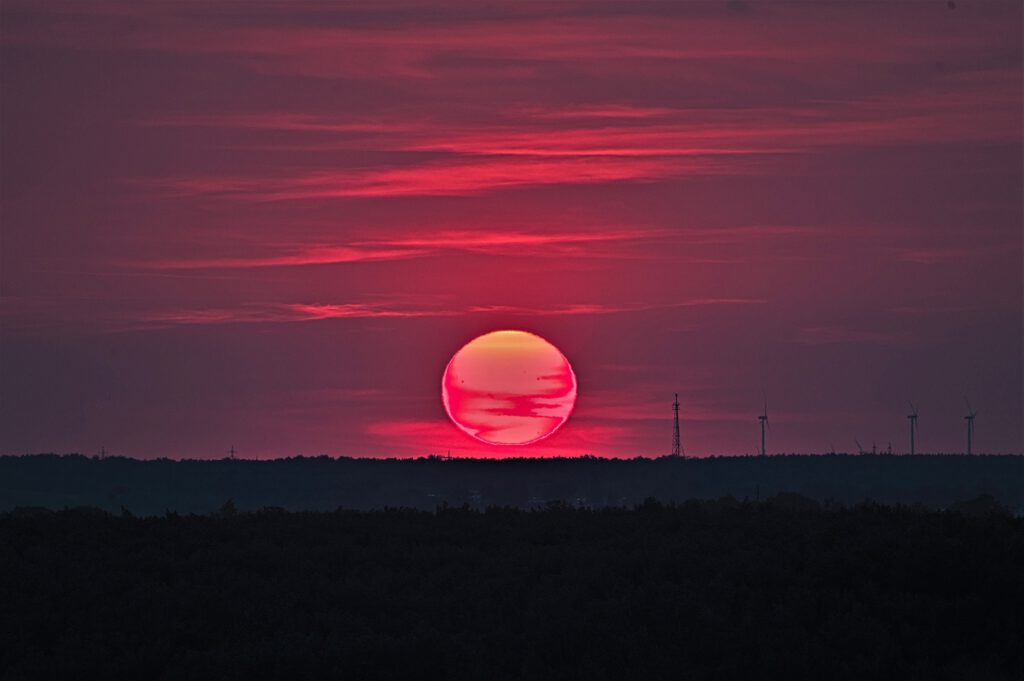 Sonnenuntergang von der Landmarke "Rostiger Nagel" (Lausitzer Seenland) aus betrachtet (AR 06/2023)