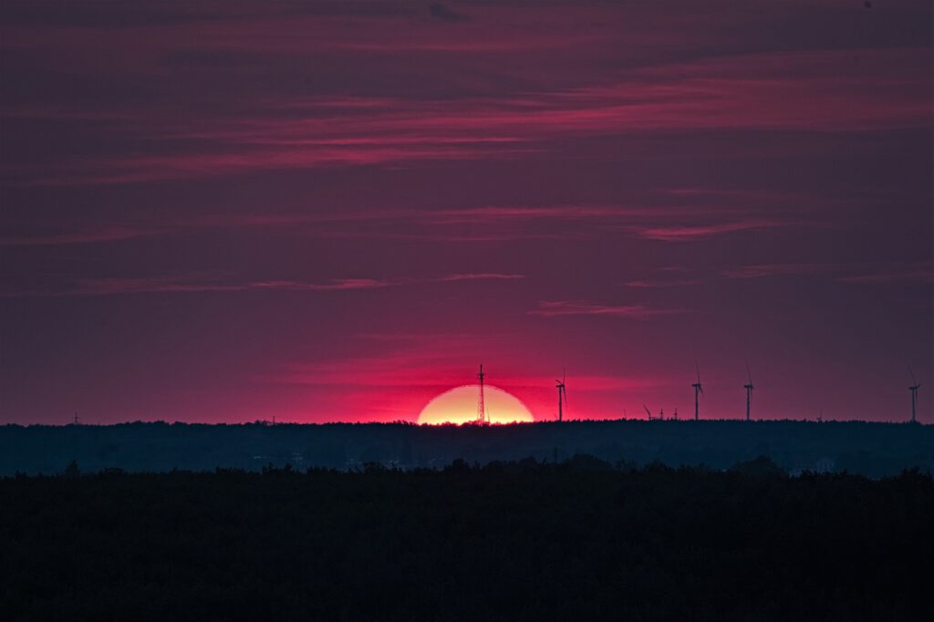 Sonnenuntergang von der Landmarke "Rostiger Nagel" (Lausitzer Seenland) aus betrachtet (AR 06/2023)