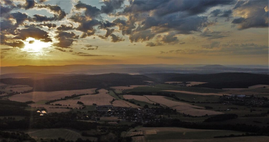 on the way / Sonnenaufgang von der Hümpfershäuser Berghütte (ca. 652 m) aus gesehen / Schmalkalden-Meiningen (Thüringen) (AR 07/2023)