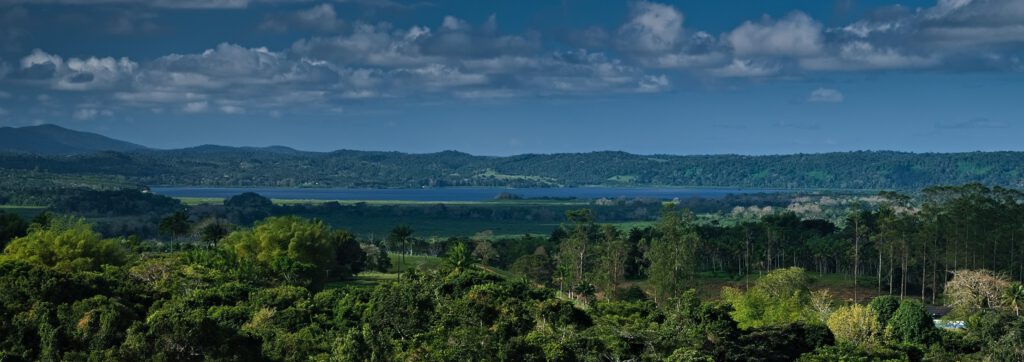 Blick von felsigem Untergrund über den Atlantischen Regenwald bis hin zur Lagoa Encantada / Bundesstaat Bahia, Brasilien (on the way #mataatlantica AR 09/2023)