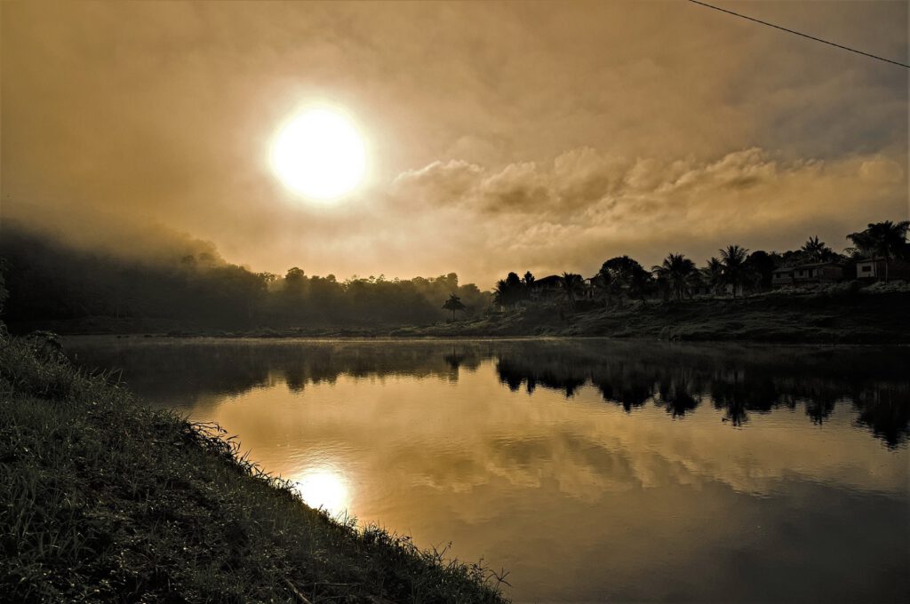 Sonnenaufgang über dem Rio de Contas in Taboquinhas (Bundesstaat Bahia, Brasilien) (AR 10/2023)