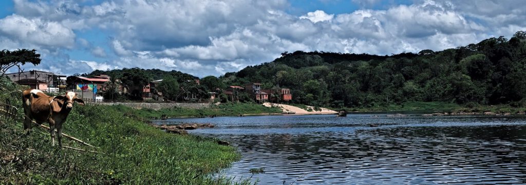 Das kleine Dorf Taboquinhas im Bundesstaat Bahia (Brasilien) ist sehr schön malerisch am Rio de Contas, einem bedeutenden Süßwasserfluß, der sich aus Quellen in den Serra Geral-Bergen und Niederschlägen bildet, inmitten des Atlantischen Regenwalds (Mata Atlantica) gelegen (AR 10/2023)