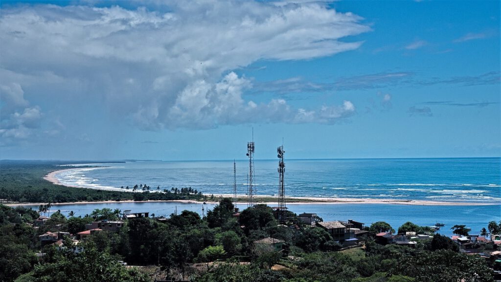 Blick über Itacaré (Bundesstaat Bahia, Brasilien), links ist die Flußmündung des "Rio de Contas" in den Südatlantik (AR 10/2023)