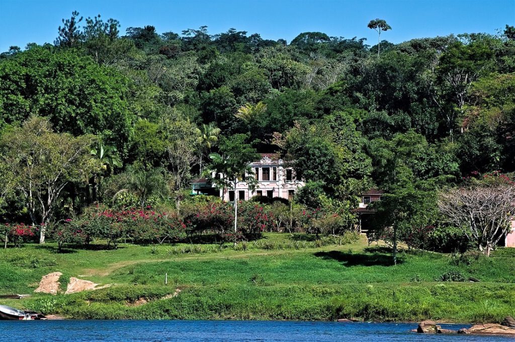 Unterwegs auf dem "Rio de Contas". In der Mitte ein herrschaftliches Haus aus der Kolonialzeit (Taboquinhas, Budesstaat Bahia, Brasilien)