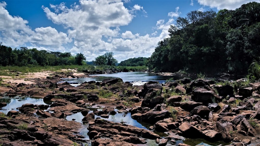 Der "Rio de Contas" bei Taboquinhas (Bundesstaat Bahia, Brasilien) (AR 10/2023)