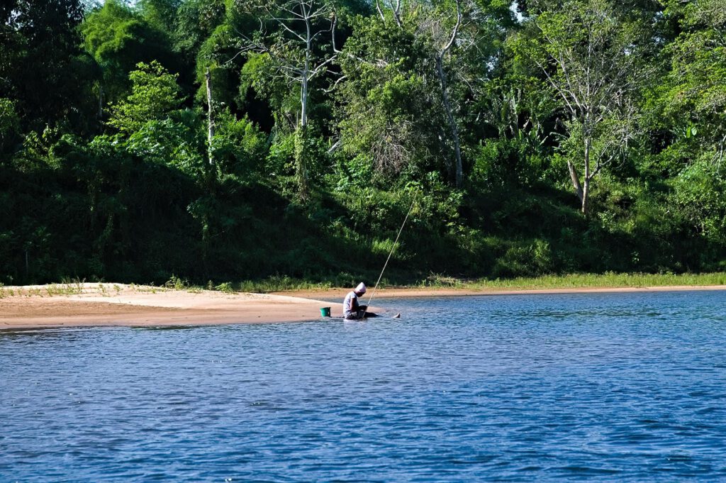 Unterwegs auf dem "Rio de Contas", der auch als Trinkwasser- und Nahrungsquelle für seine Anwohner dient (Bundesstaat Bahia, Brasilien) (AR 10/2023)